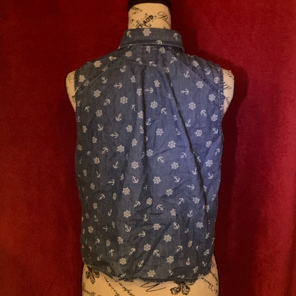 Sleeveless button down - Picture 2 of 5